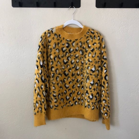 Beautiful soft leopard print sweater. - Picture 1 of 4